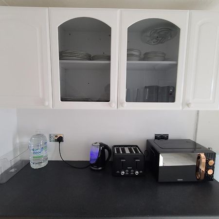 Roomz-Gatwick-London-Airport Parking-Travel Service Ifield Eksteriør bilde
