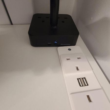 Roomz-Gatwick-London-Airport Parking-Travel Service Ifield Eksteriør bilde