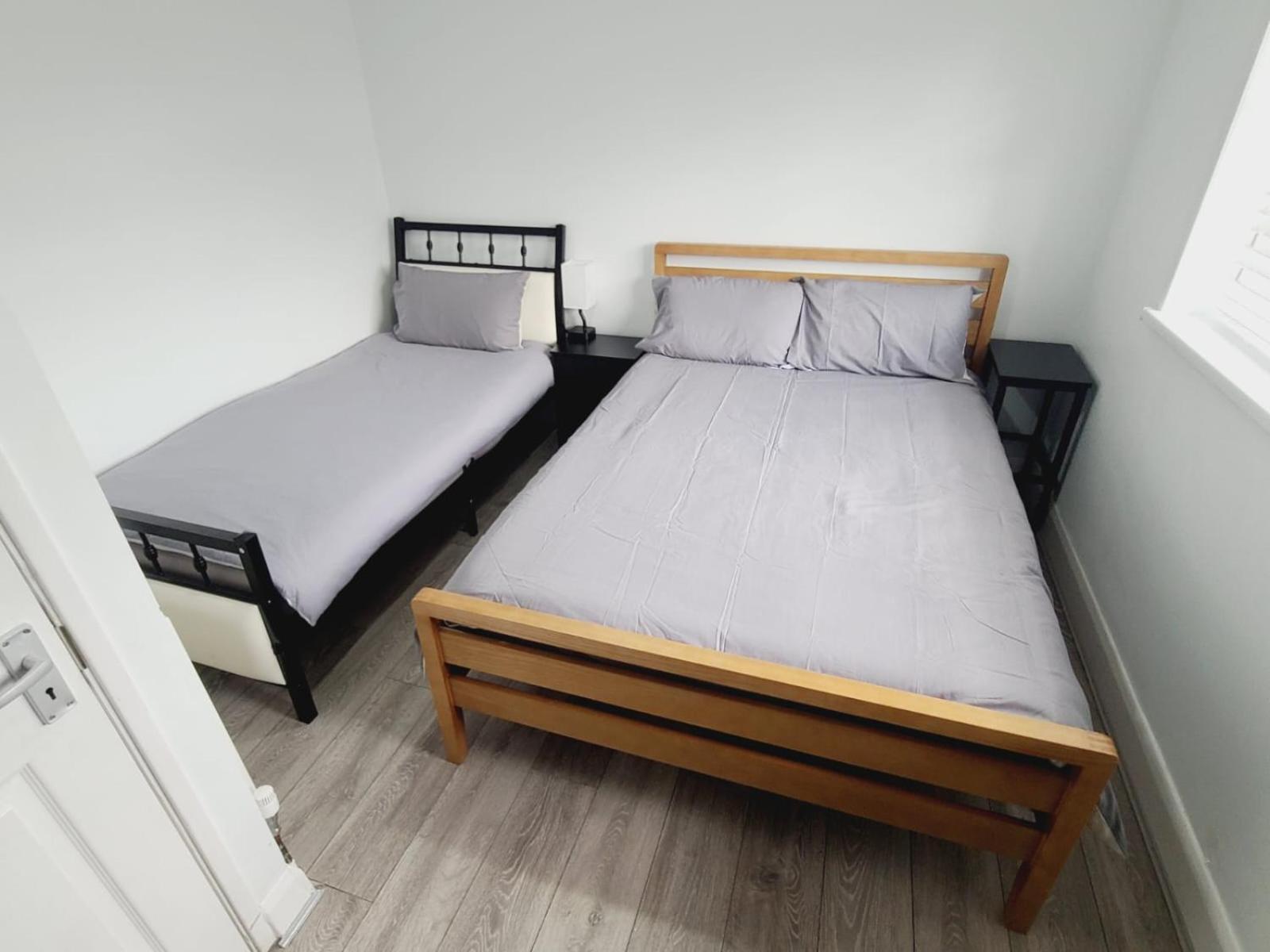 Roomz-Gatwick-London-Airport Parking-Travel Service Ifield Eksteriør bilde