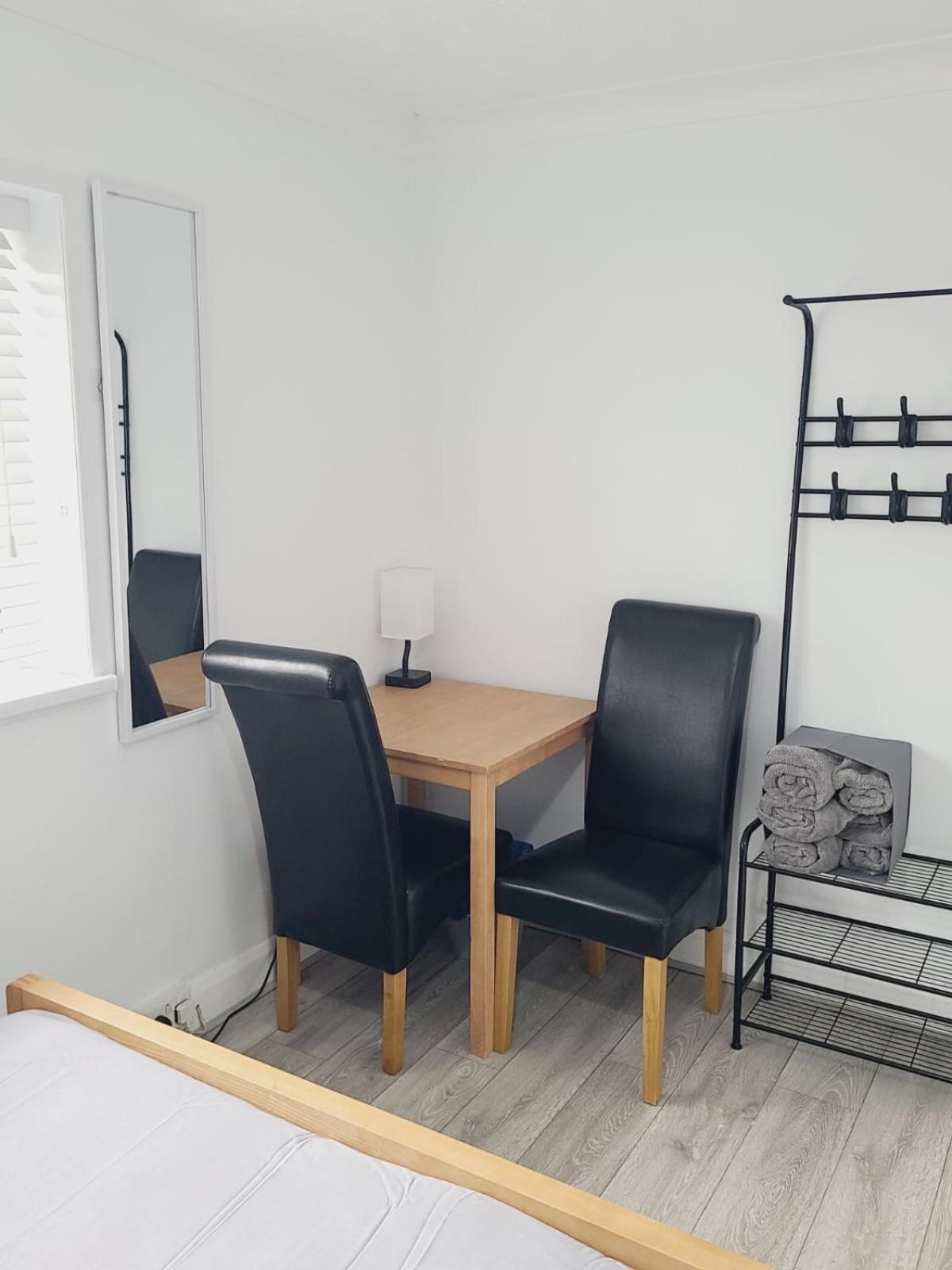 Roomz-Gatwick-London-Airport Parking-Travel Service Ifield Eksteriør bilde