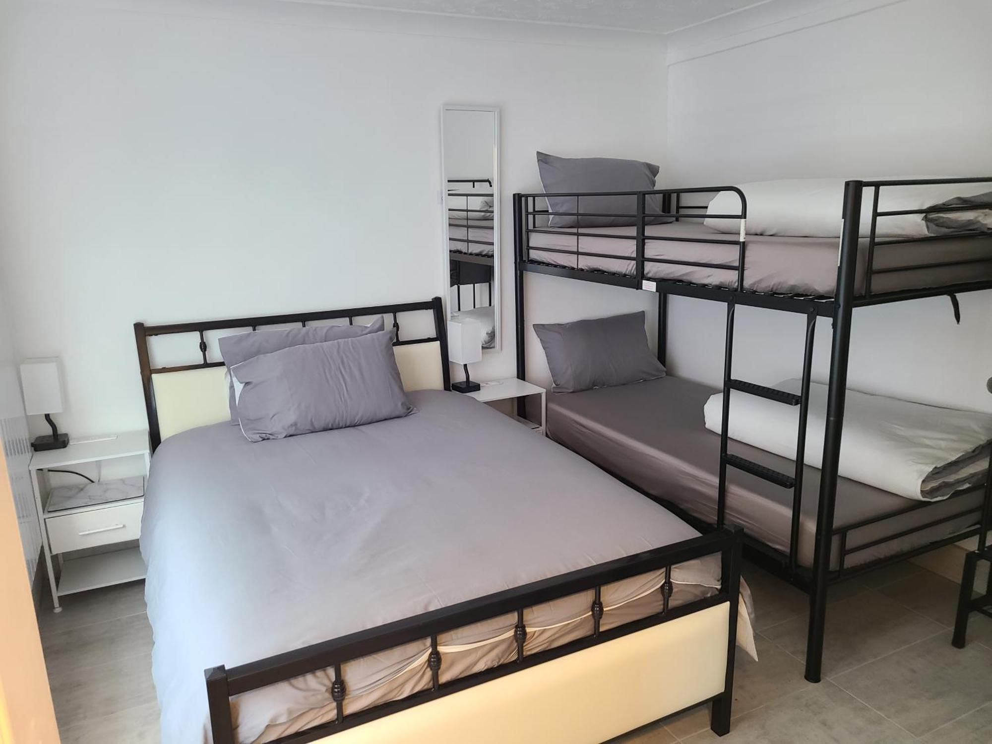 Roomz-Gatwick-London-Airport Parking-Travel Service Ifield Eksteriør bilde